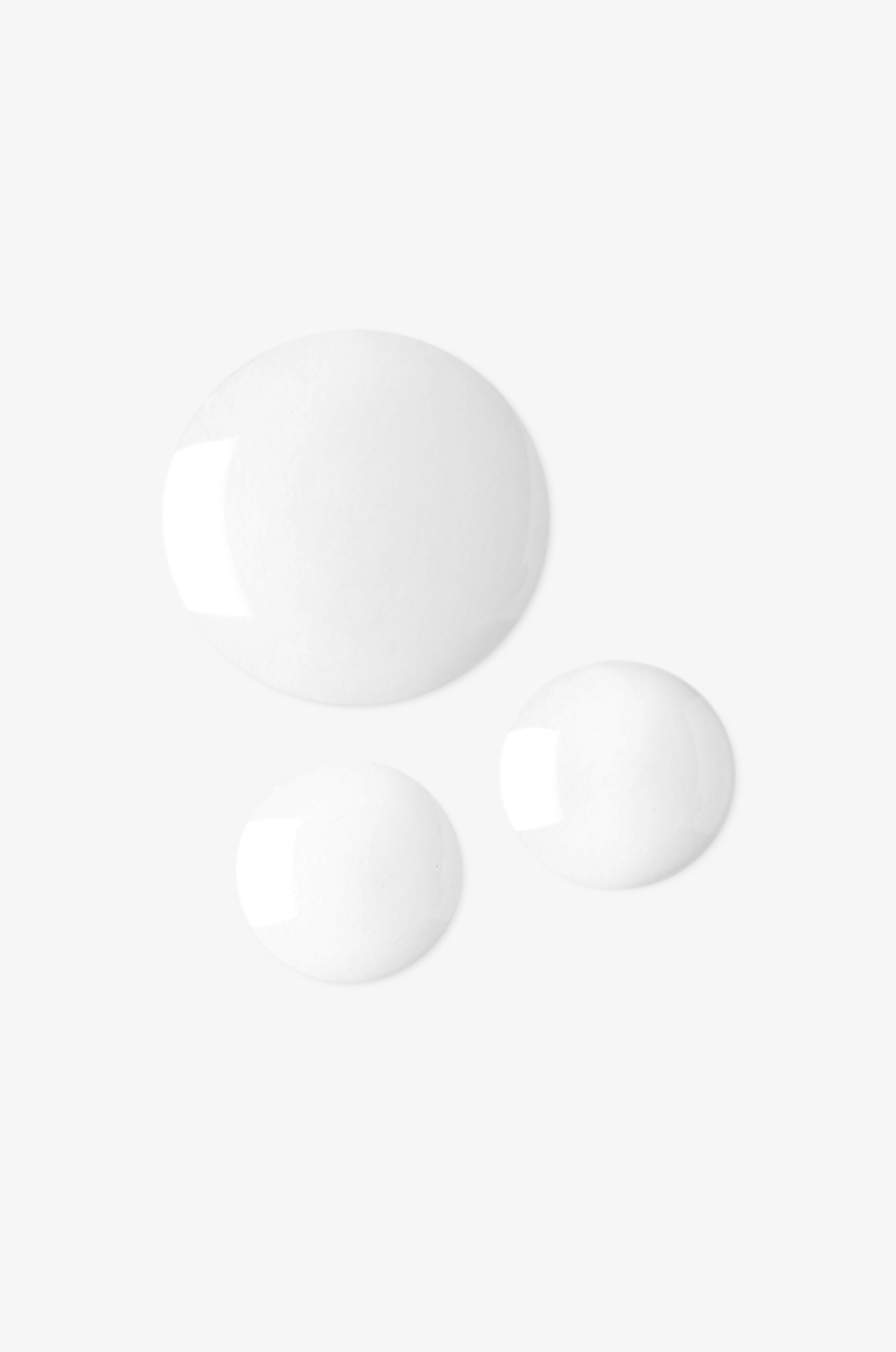 Displays 3 drops of different sizes of the Countertime lipid defense cleansing oil.