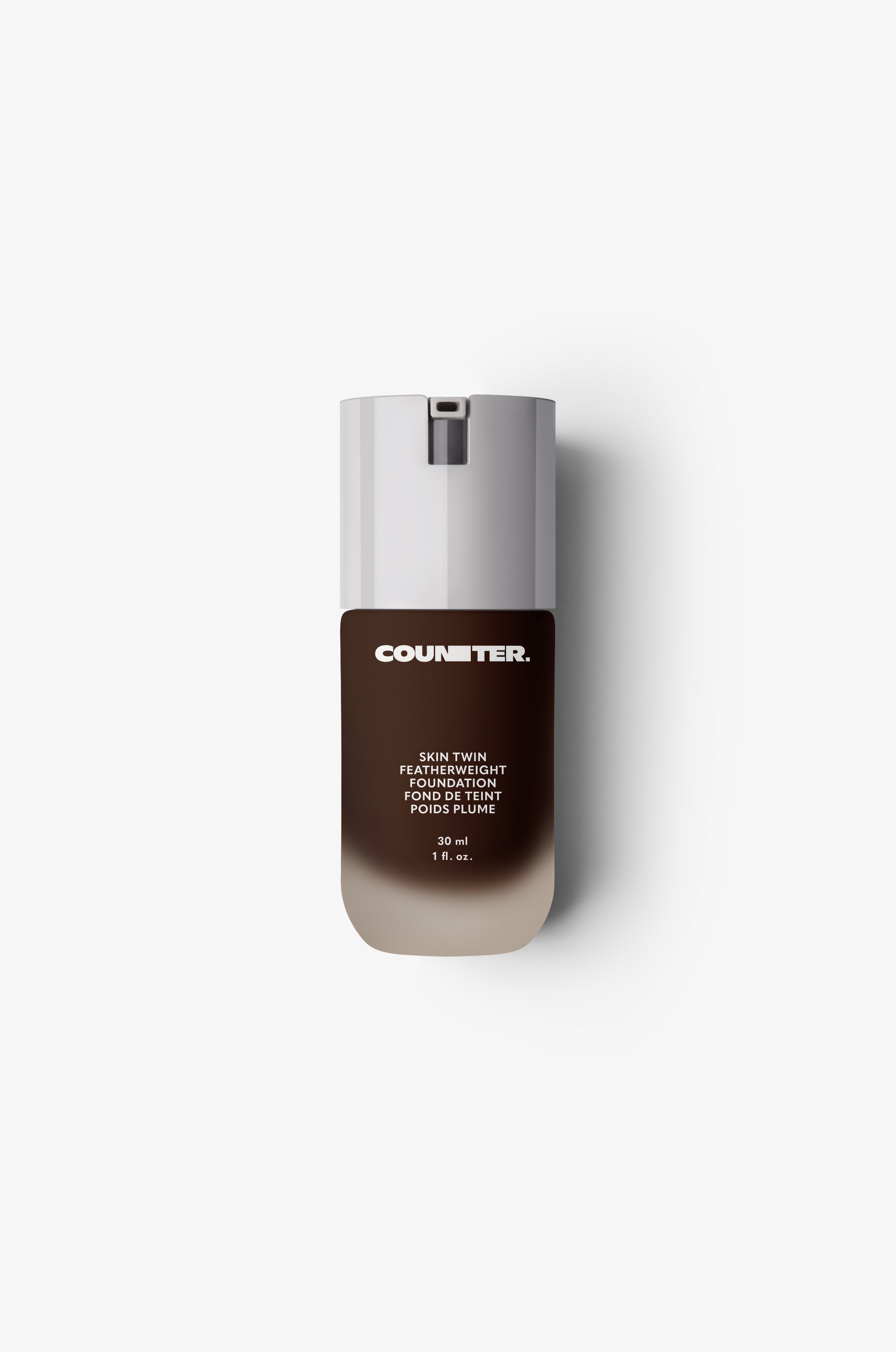 Displays the glass bottle and white lid with foundation shade 660.