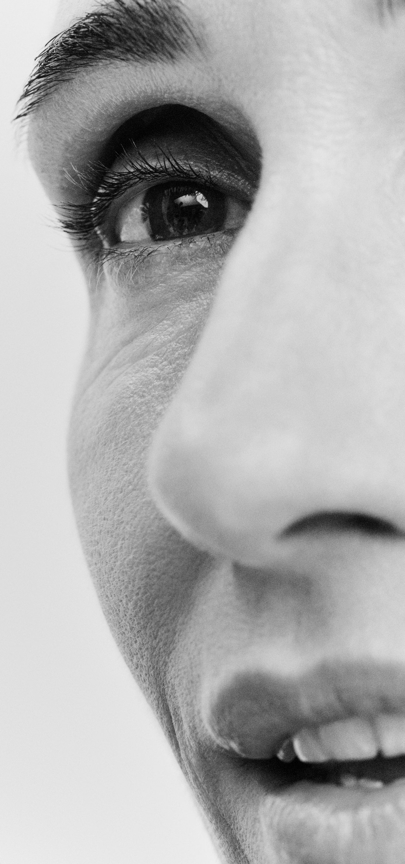 Displays the black and white profile of a model. 
